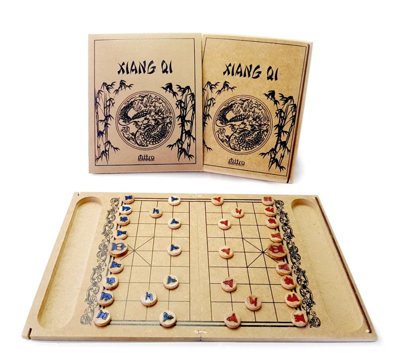 O mahjong na mesa antigo jogo de tabuleiro asiático fecha a imagem