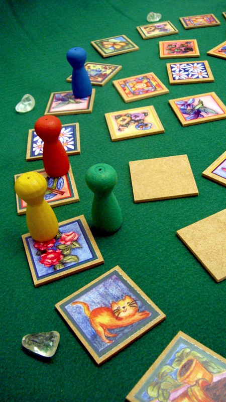 Jogo de Ludo - Brinquedos educativos - Tabuleiro em madeira  Jogos  caseiros, Artesanato feito com cd, Jogos de tabuleiro
